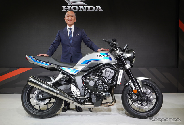 ホンダ CB1000F コンセプトと、ホンダモーターサイクルジャパンの室岡克博社長(大阪モーターサイクルショー2025)