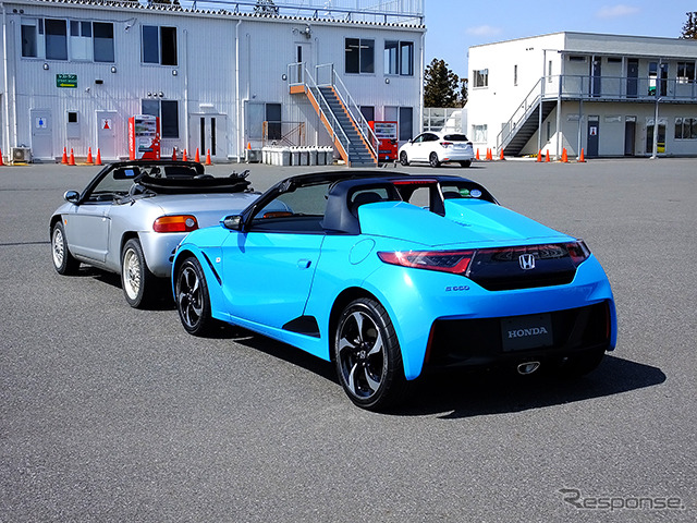 ホンダ『S660』プロトタイプ(ブルー)。銀色のクルマは1991年に登場した『ビート』。袖ヶ浦フォレストレースウェイ(千葉県)で3月中旬に開催された試乗会にて