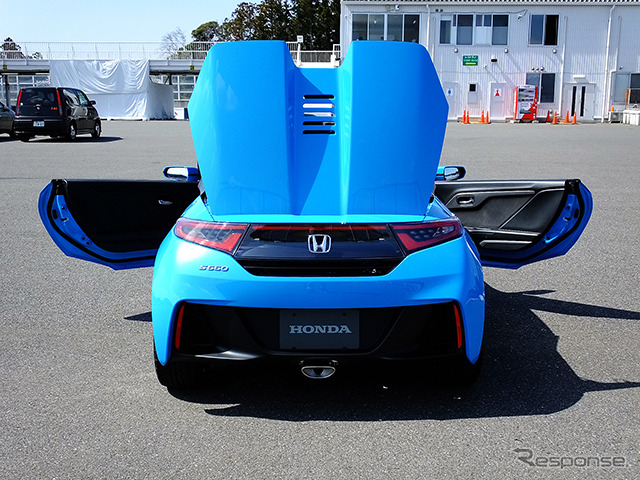 ホンダ『S660』プロトタイプ。袖ヶ浦フォレストレースウェイ(千葉県)で3月中旬に開催された試乗会にて