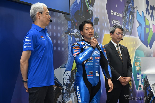 佐原伸一氏(左)と津田拓也選手(中央)