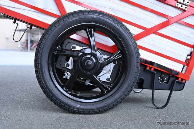 ホイールはスクーター用を採用。ヤマハ製品に詳しい人なら車種もわかるとか。