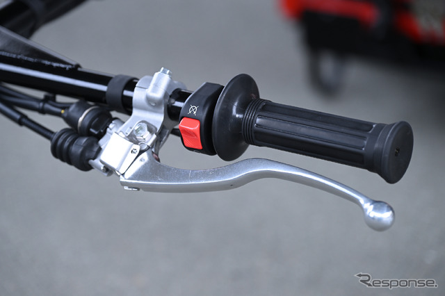 グリップやブレーキにはバイク用の部品を使用