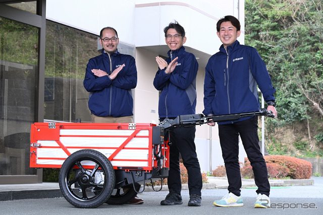 ヤマハモーターエンジニアリングの開発メンバーと電動アシストホースカー。消防ブランド『X(クロス)』のポーズで。