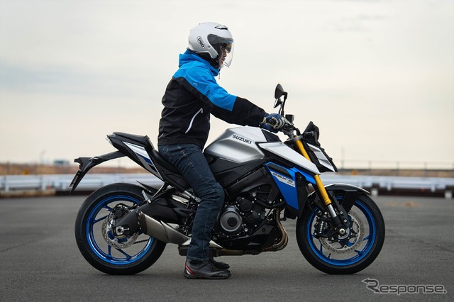 スズキ GSX-S1000の足つき