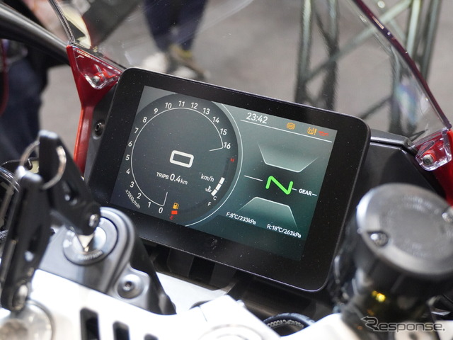 QJモーター SRK400RSのカラーTFTメーターを本邦初公開(東京モーターサイクルショー2025)