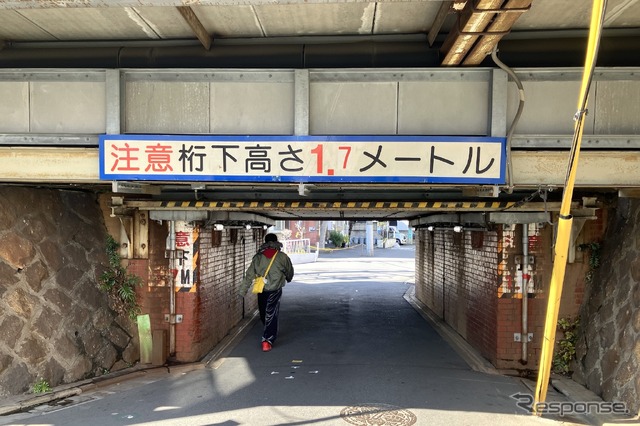 桁下1.7m、東武線・牛田付近。南側は牛島駅ホームがかかる