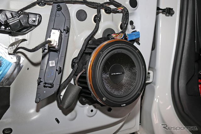 ドアを開けると高音質化のキーワードになるスピーカー取り付けが見える。ESB5.165をチョイスして取り付けにも気を配る。