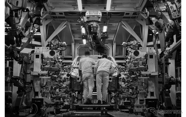 写真家アレッサンドロ・ドビチ氏が撮影した新型『コンパス』のティザー写真