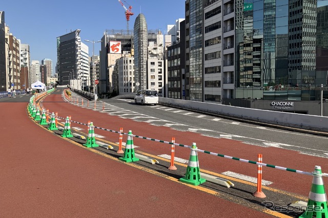 KK線・西銀座入口(GINZA SKY WALK 2024。写真中央の車は通常とは逆向きに駐車)