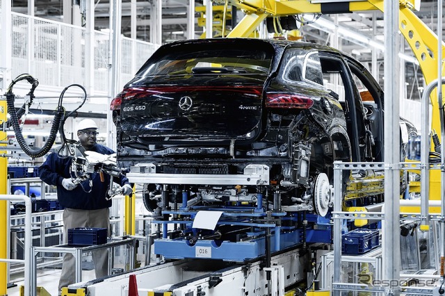 メルセデスベンツの米国アラバマ州タスカルーサ工場で生産される EQS SUV（参考）