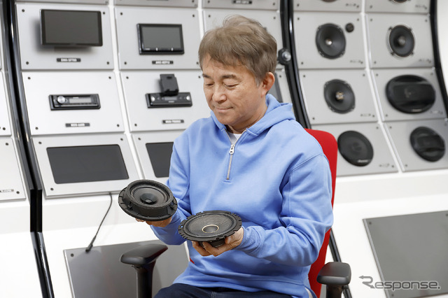 純正スピーカーとの差は見た目だけじゃなく手に持つと明らかに違う