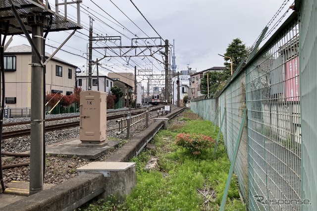 地平の鐘ケ淵から高架の東向島へ駆け上がる電車