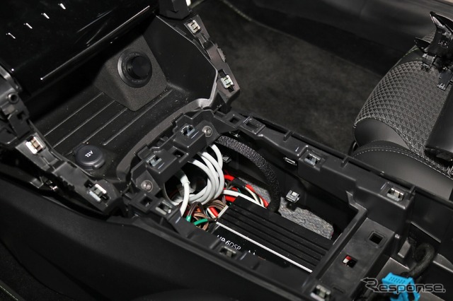 ヘリックスUP6DSPは小型モデルなのでコンソール内のわずかなスペースをうまく利用すればこのように取り付け可能だ。