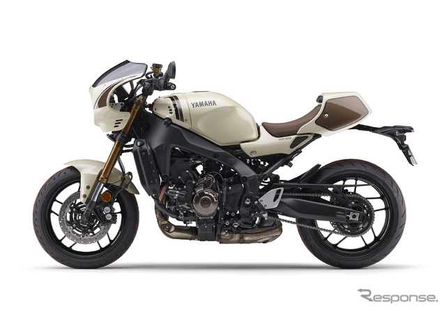 前後カウルを装着したアイボリーのXSR900 2025年モデル