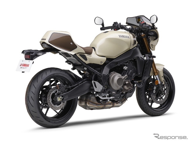 前後カウルを装着したアイボリーのXSR900 2025年モデル
