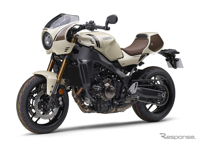 前後カウルを装着したアイボリーのXSR900 2025年モデル