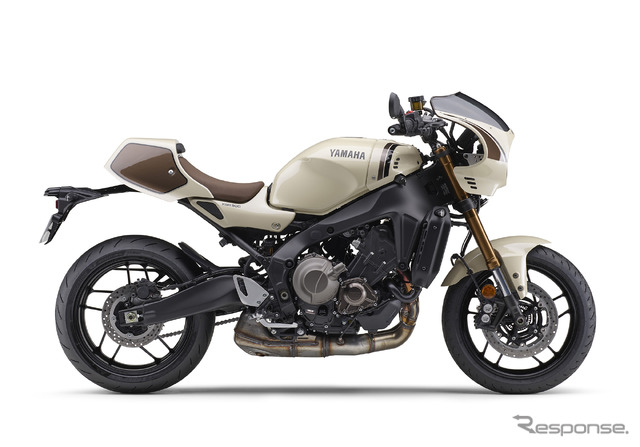 前後カウルを装着したアイボリーのXSR900 2025年モデル