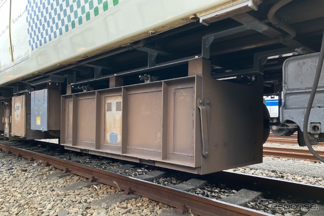 増強された蓄電池。配車発生品なので外側は汚れているが、取り付け部を見ると新しい