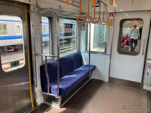 全幅を変えず4人掛けが3人掛けになった車端部シート。優先席ではつかみ棒の位置も変わっている
