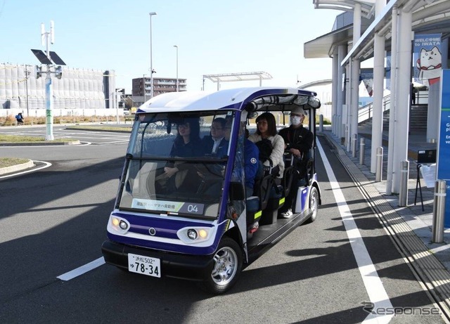 ヤマハ発動機が静岡県磐田市のJR御厨駅と本社の間で従業員の通勤向けに、グリーンスローモビリティ(グリスロ)の運行を開始