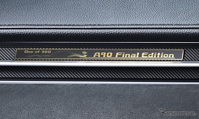 専用インストルメントパネルカーボンオーナメント(“A90 Final Edition”ロゴ入り金属プレート)