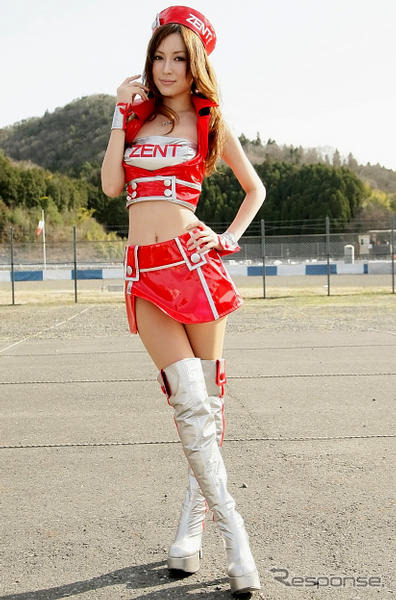 史上初、レースクイーンによるレース？　ウェブで話題