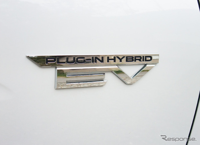 車体側面のPHEVロゴ。
