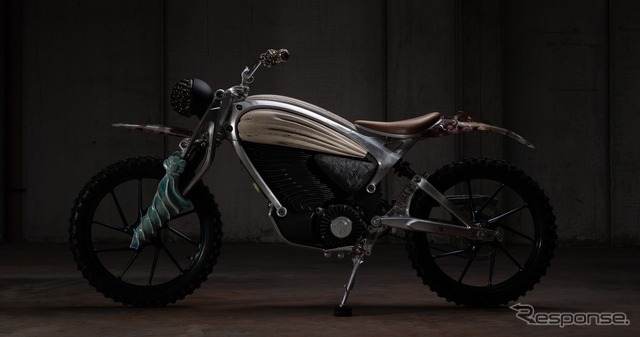 ロイヤルエンフィールド新ブランド「FLYING FLEA」の世界に一つだけのアート作品「MOTOTOTEM」