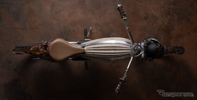 ロイヤルエンフィールド新ブランド「FLYING FLEA」の世界に一つだけのアート作品「MOTOTOTEM」