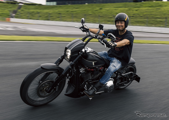 ゲストライダー・魔裟斗さんを先頭にハーレーダビッドソンが交通安全祈願パレードを実施