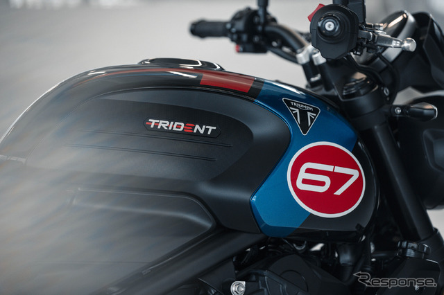 トライアンフ、レーシングDNAを受け継ぐトライアンフ トライデント トリプル トリビュート ブラック