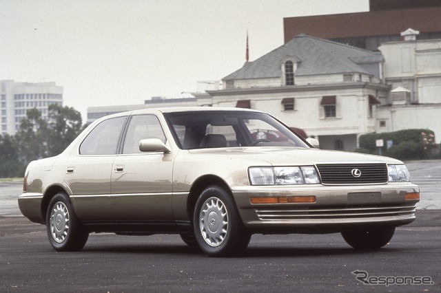 レクサスLS400(1989年)。ボンネットの上にシャンペンタワーを積みあけてエンジンを始動し、回転を上昇させるテレビCMが放映された
