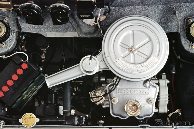 振動低減のために初めてバランサーが用いられた軽自動車のホンダ・ライフ360(1971年)
