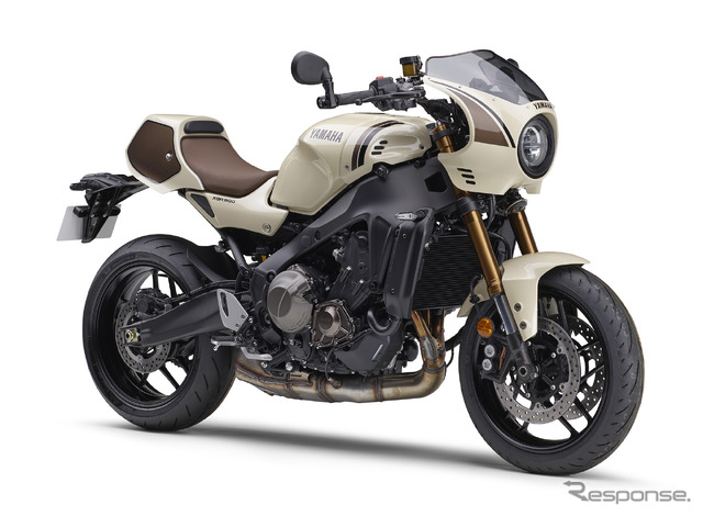 前後カウルを装着したアイボリーのXSR900 2025年モデル
