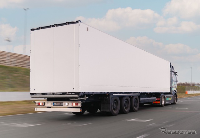 リバース走行中のメルセデスベンツ『eActros 600』