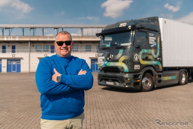 メルセデスベンツ『eActros 600』とドライバーのマルコ・ヘルグレーヴェ氏