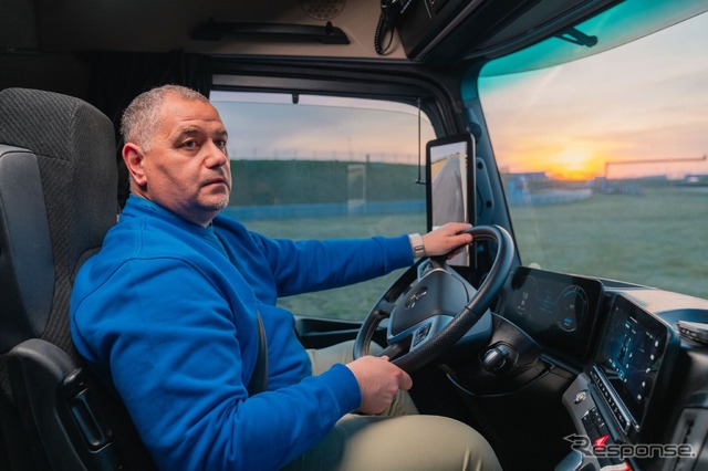 リバース走行中のメルセデスベンツ『eActros 600』とドライバーのマルコ・ヘルグレーヴェ氏