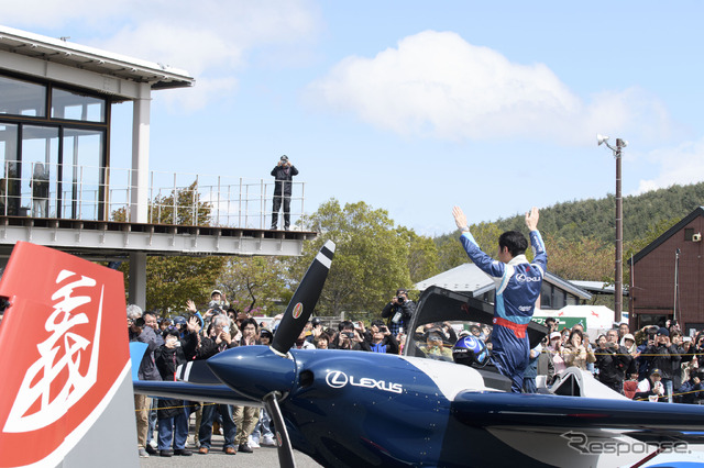 福島市「ふくしまスカイパーク」で開催された「スカイパークフェスタ2025~春~」。デモフライト後、来場者に手を振る室屋選手