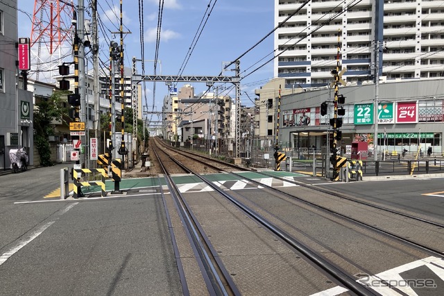 八丁畷から川崎へ登って行く途中に低いガードはある。手前の踏切は旧東海道