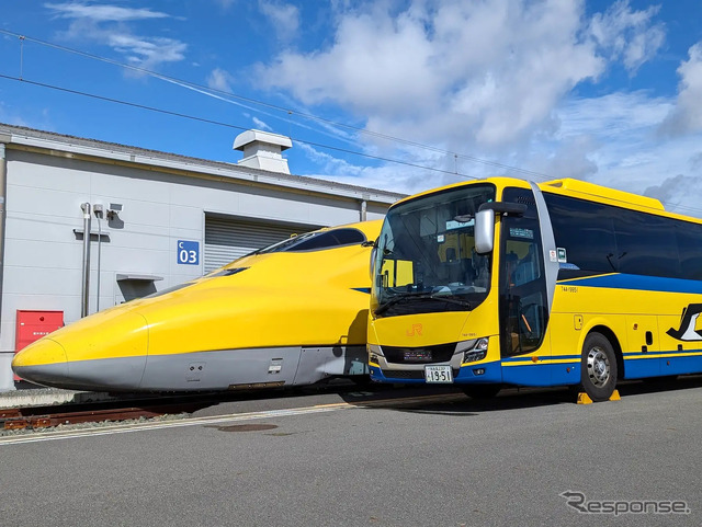 ドクターイエローと「幸せの黄色いバス」（写真は実車）