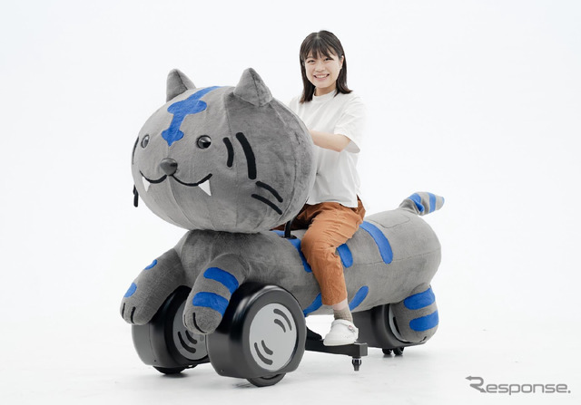 前2輪バイク「LMW」をモチーフとしたキャラクター「ニャイケン」の実物大モデル
