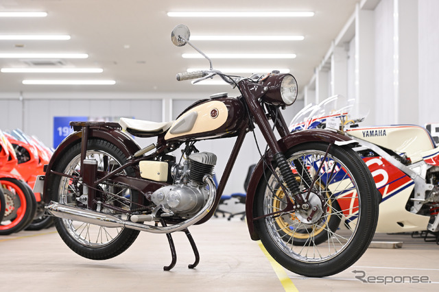 ヤマハ初の市販車となった『YA-1』(1955)。そのスリムさと車体色から「赤とんぼ」の愛称で親しまれた