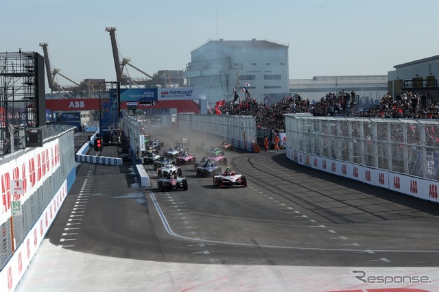 ホームストレートからターン1を左折、画面右へ。画面左はピット出口(東京 E Prix 2024) (c) Formula E