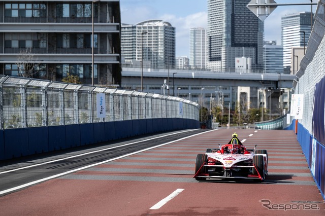 ターン8から9へのストレート。画面左は都バスの営業所、奥は首都高速湾岸線(東京 E Prix 2024) (c) Formula E