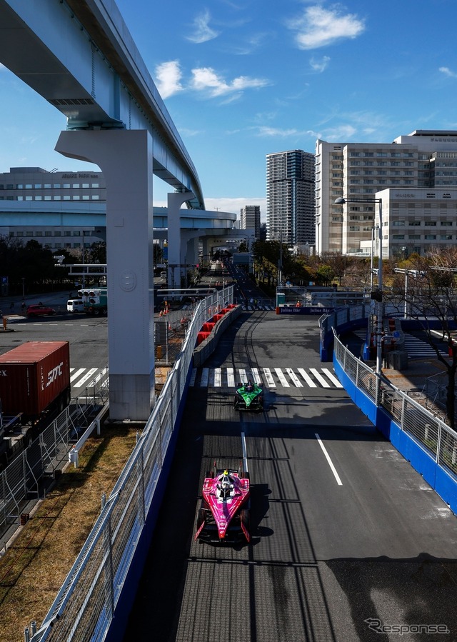 画面右から手前へ、ターン12を左折。上空はゆりかもめの引き込み線(東京 E Prix 2024) (c) Formula E