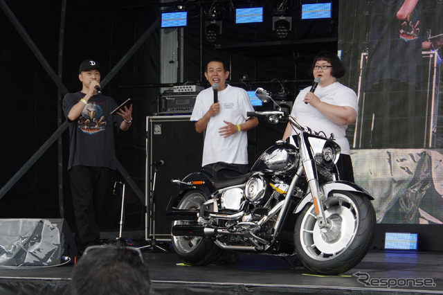 バイク好き芸人のノッチさん(中央)、安藤なつさん(右)とファットボーイ グレイゴースト