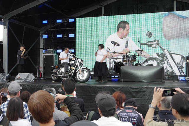 バイク好き芸人のノッチさん(中央)、安藤なつさん(右)とファットボーイ グレイゴースト