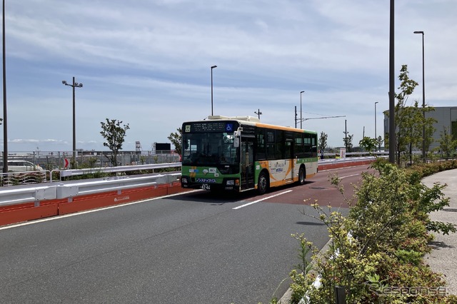 ターン9。レーシングコースは都バスの反対車線、進行方向は画面左から右(5月11日)
