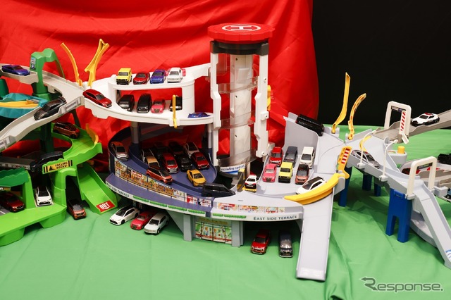 定番ブランドの最新商品:タカラトミー「グランドモールトミカビル(トミカ55周年記念特別仕様)」