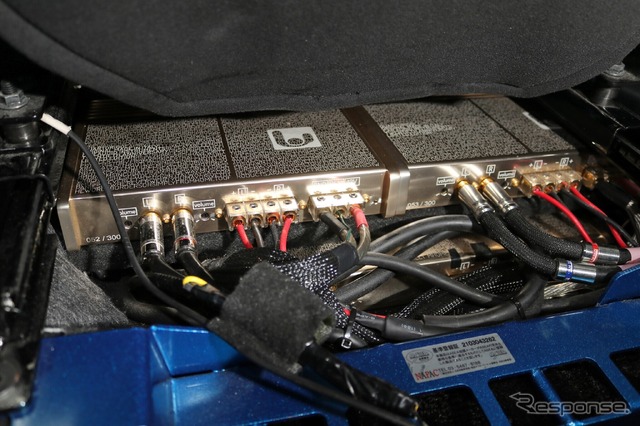 運転席下をのぞき込むとこの通りINGOT1×2台が見える、クルマの重心位置に重量物を設置するのがこのクルマのテーマとなった。